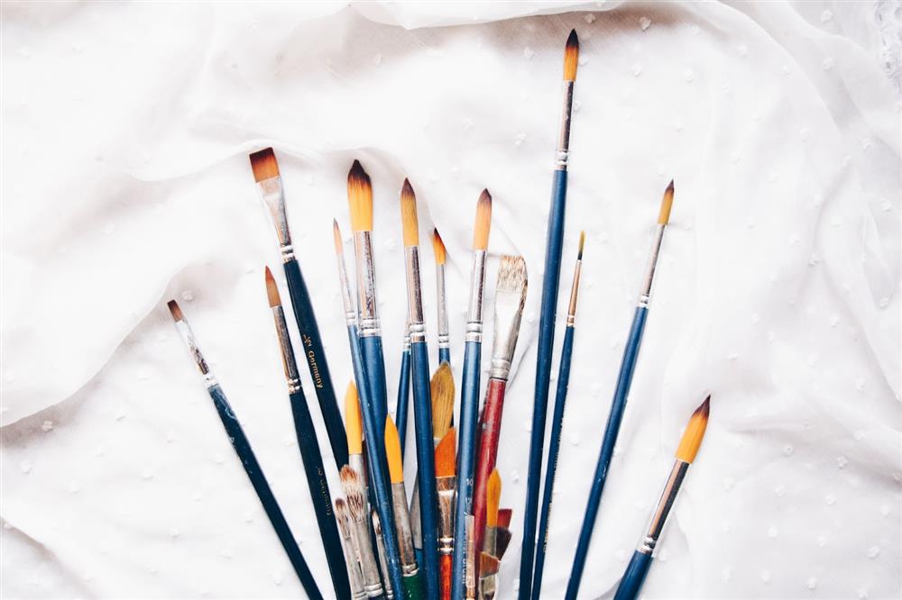 Why I Use Natural Bristle Brushes for Oil Painting - Artist Advice